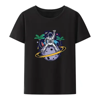 Астронавт, Сидящий на Планете Сатурн С Кокосовыми пальмами и Летним Пляжем В Открытом космосе, Модальная футболка Cool Humor Y2k Tops  1