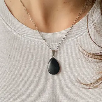 Минималистичное и нежное ожерелье из драгоценных камней с подвеской в форме капли из черного обсидиана и нержавеющей стали  3