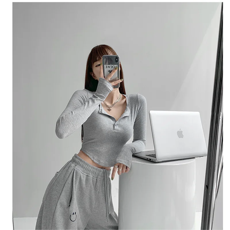 Женская Серая Тонкая Нижняя рубашка С длинными рукавами, Новинка 2023 года, Однобортная футболка с V-образным вырезом, Подчеркивающая дизайн, Короткая Блузка