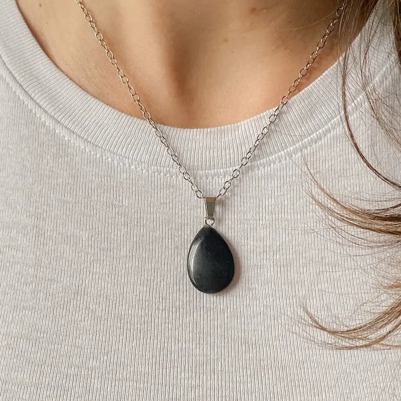 Минималистичное и нежное ожерелье из драгоценных камней с подвеской в форме капли из черного обсидиана и нержавеющей стали